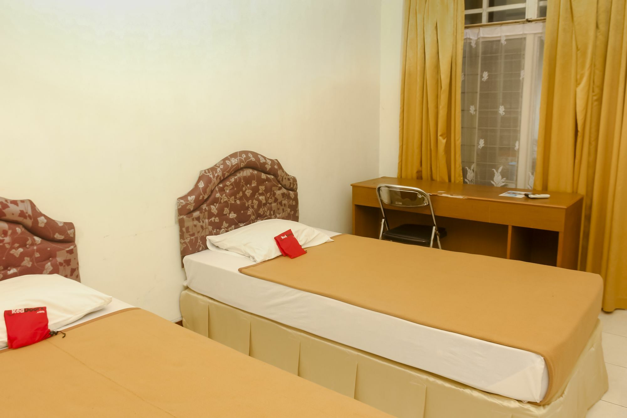 Reddoorz Plus @ Pejanggik Mataram Exterior foto